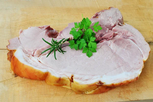 Gerookte genezen been ham segment met kruiden — Stockfoto