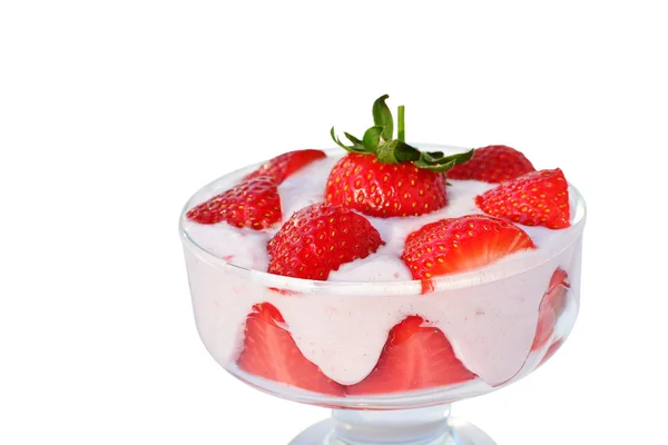 Mousse de fraise dans un bol en verre isolé — Photo