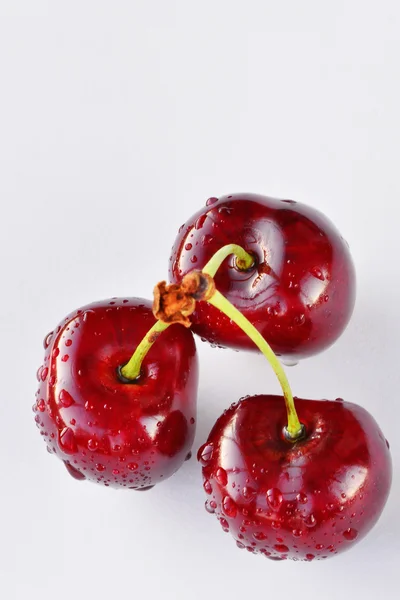 Cerejas doces com vista macro superior de gotas de água — Fotografia de Stock