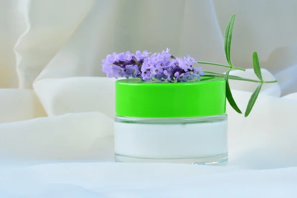 Cosmetische crème ontspannen van huid moisturizer voeding in glazen pot — Stockfoto