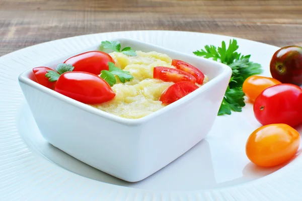 Aubergine doppa i vit skål med druva tomater — Stockfoto