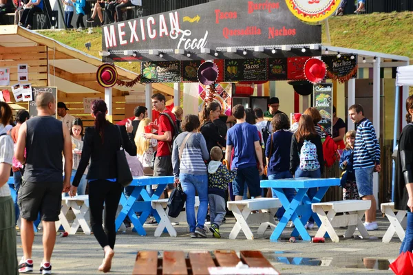 Ludzie mają przekąskę o Street Food Festival w central parku Cluj. — Zdjęcie stockowe