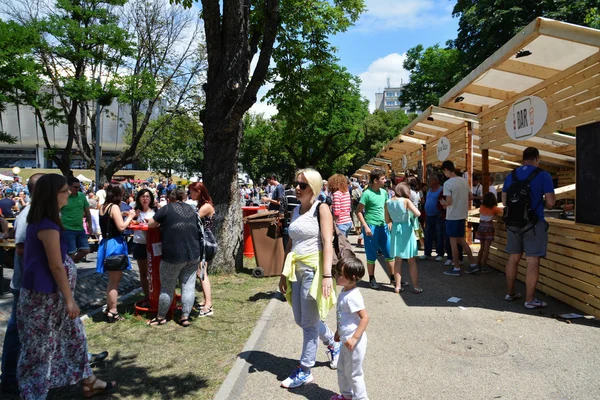 Människor har ett mellanmål på Street Food Festival i central park Cluj. — Stockfoto