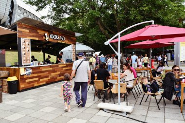 Central Park'a Cluj sokak gıda festival atıştıracak bir şeyler insanlar var.