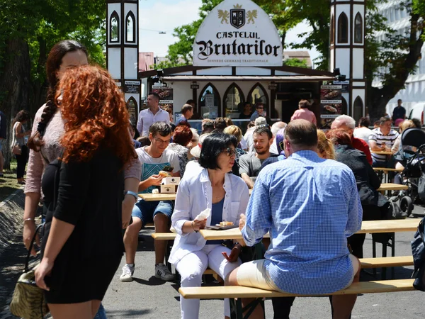 Människor har ett mellanmål på Street Food Festival i central park Cluj. — Stockfoto