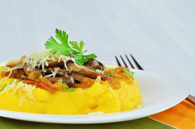 Polenta mantar, peynir ve otlar