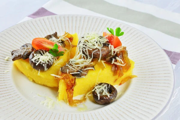 Polenta frita com cogumelos — Fotografia de Stock