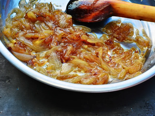 Karmelizowanego cebuli w patelni — Zdjęcie stockowe