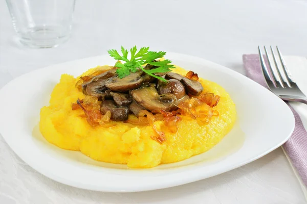 Polenta mit Pilzen und Kräutern — Stockfoto