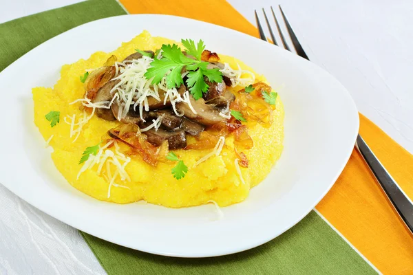 Polenta com cogumelos, cebolas caramelizadas e ervas — Fotografia de Stock