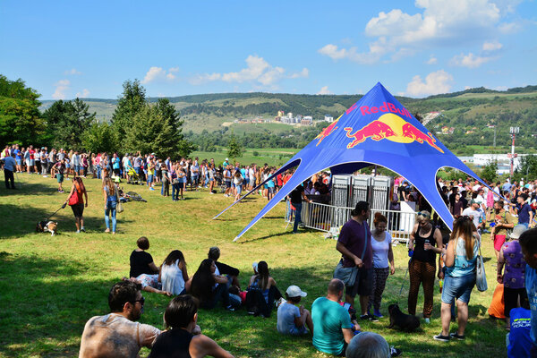 Люди расслабляются и общаются на открытом воздухе
