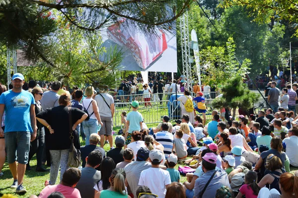 Pessoas assistindo a corrida na tela grande na Red Bull Soapboax Race — Fotografia de Stock