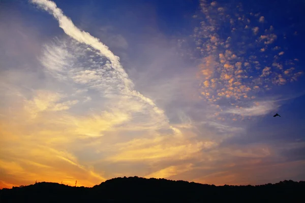 Schöne Wolken am Himmel bei Sonnenuntergang mit Kondensstreifen - Chemtrails — Stockfoto