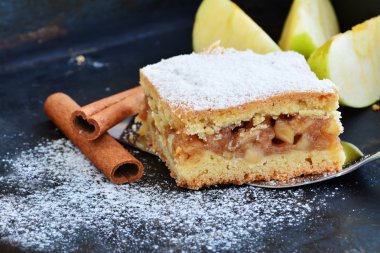 Elmalı turta kare bar ile tarçın pasta sunucuda sopa ve yeti şeker.