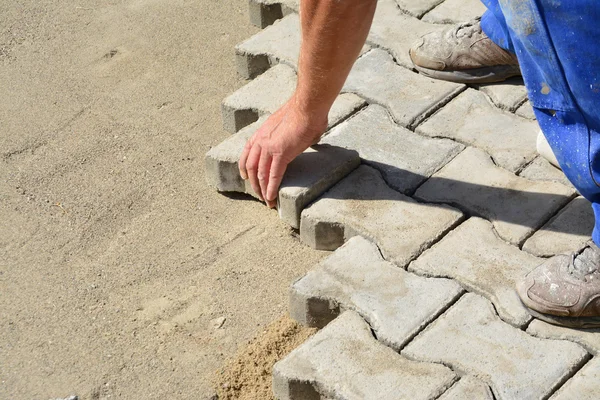 Colocação de pavers de bloqueio — Fotografia de Stock