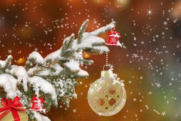 Albero di Natale con neve, palline e campane — Foto Stock