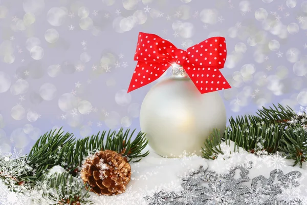 Vánoční koule s červenou stuhu — Stock fotografie