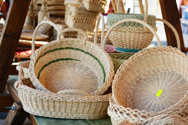 Бамбуковые корзины на продажу — стоковое фото