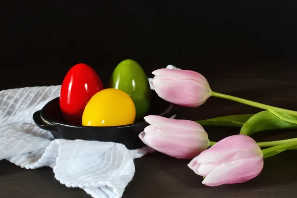 Ovos de Páscoa e tulipas — Fotografia de Stock