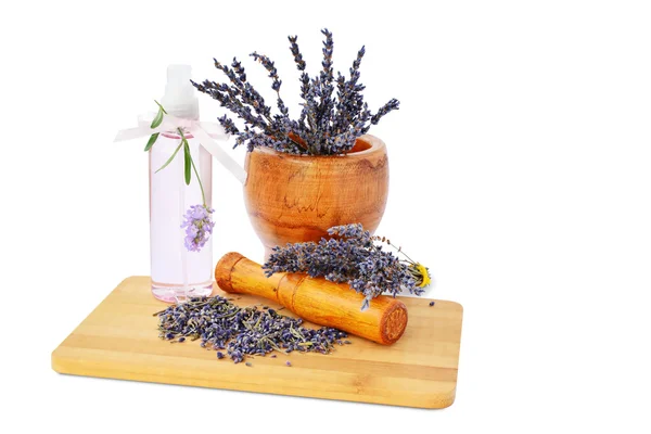 Lavendel blommor i mortel, hydrosol flaska isolerade — Stockfoto