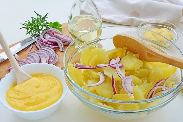 Kartoffelsalat mit Mayonnaise, hausgemacht — Stockfoto