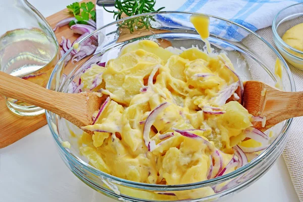 Hausgemachter Kartoffelsalat mit Mayonnaise — Stockfoto
