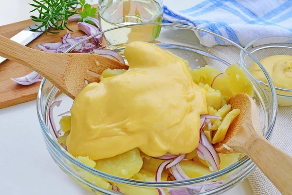 Salade de pommes de terre avec préparation à la mayonnaise Images De Stock Libres De Droits