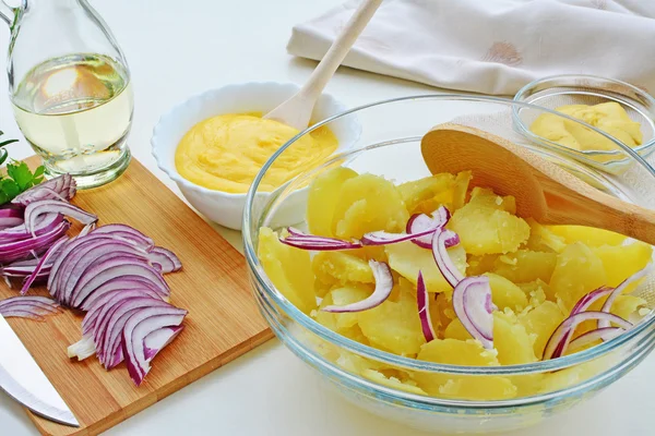 Salade de pommes de terre à la mayonnaise, cuisine maison Photos De Stock Libres De Droits
