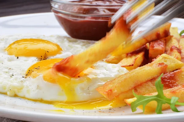तळलेल्या अंडी यॉर्कमध्ये बटाटा चिप्स बुडविणे — स्टॉक फोटो, इमेज
