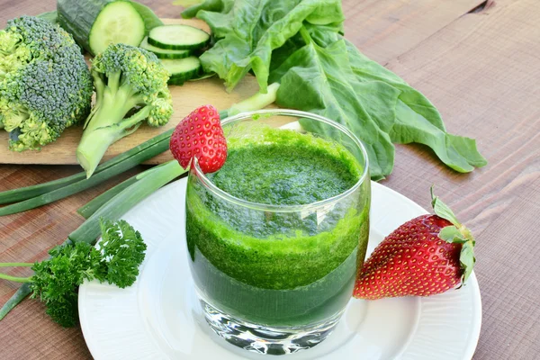 Zelený zeleninový koktejl s jahodami — Stock fotografie