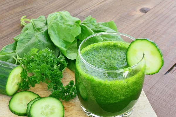 Zielony sok z warzyw i świeżych warzyw — Zdjęcie stockowe