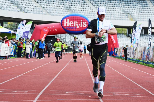 Marathon coureur franchissant la ligne d'arrivée — Photo