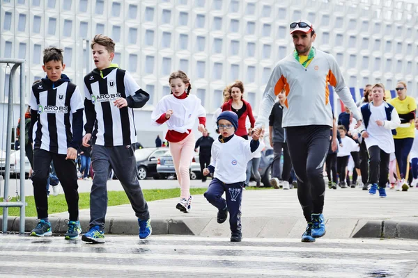 Marathonläufer beim Kindercross — Stockfoto