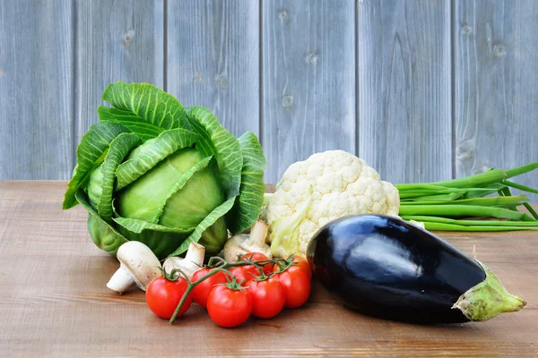 Verduras ecológicas en mesa de madera — Foto de Stock