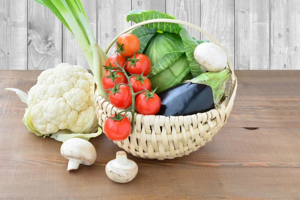 Verano verduras en una cesta — Foto de Stock