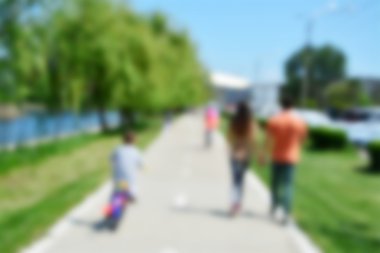 Arka plan bulanık çift yürüyüş