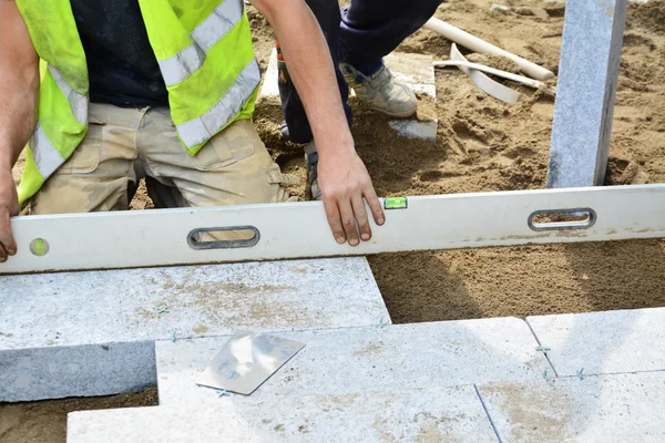 Niveles de trabajo instalados pavimentación con un nivel de espíritu . — Foto de Stock