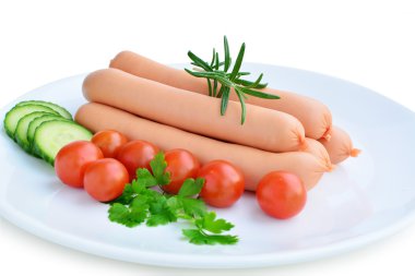 Sosis ve izole beyaz tabakta sebze