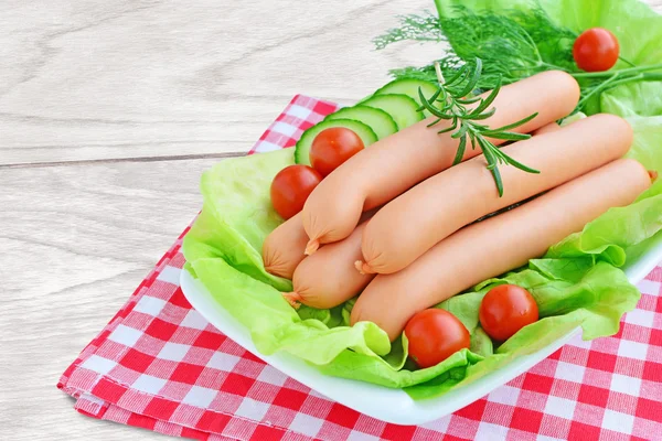 Enchidos com legumes na mesa de madeira — Fotografia de Stock