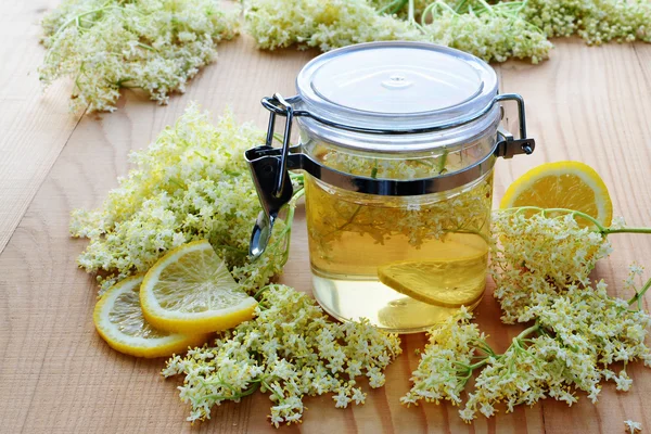 Elderflower syrup with blossoms — Stock Photo, Image