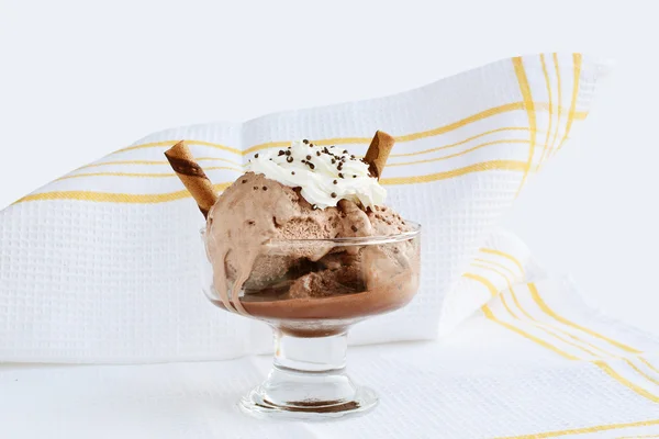 Derretimiento de helado de chocolate en un tazón de vidrio — Foto de Stock