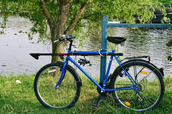 Vélo de pêcheur avec canne et bobine — Photo