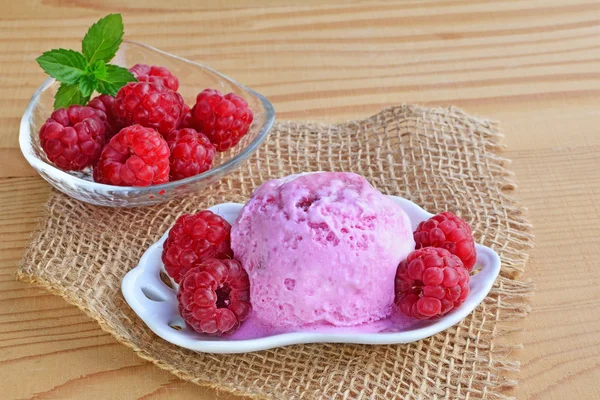 Helado con frambuesas —  Fotos de Stock