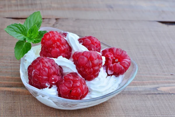 Hallon och grädde dessert — Stockfoto