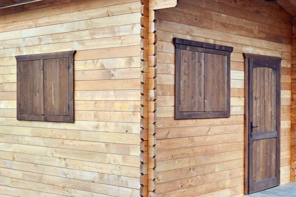 Cabină din lemn pereți din lemn îmbinări pe obloanele ferestrei de colț și ușă — Fotografie, imagine de stoc