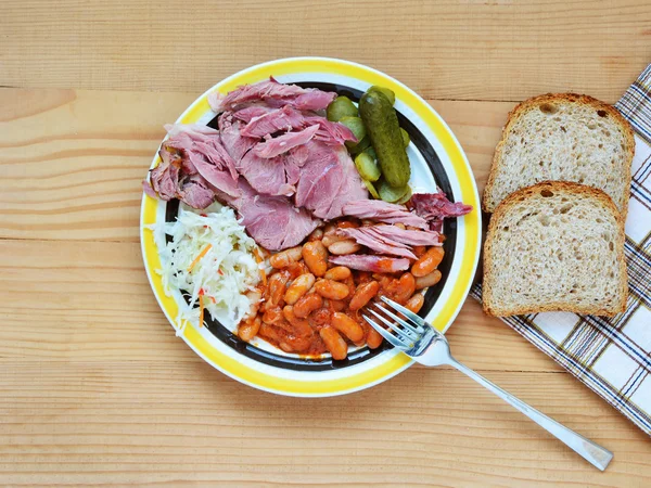 Bab, ham hock, savanyúság és salátát a tányér — Stock Fotó