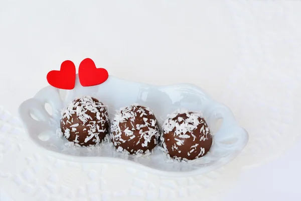 Chocolade snoep met kokos vlokken met rode harten — Stockfoto