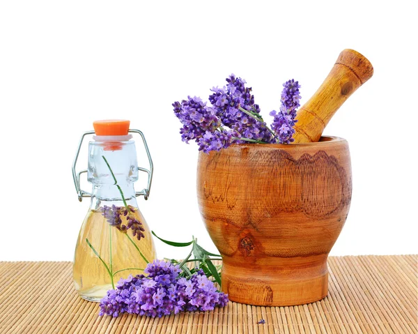 Óleo essencial de lavanda com flores em argamassa — Fotografia de Stock