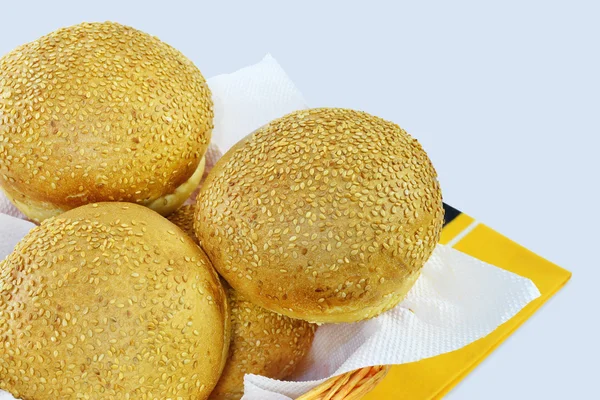 Bollos sandwich redondos con semillas de sésamo — Foto de Stock