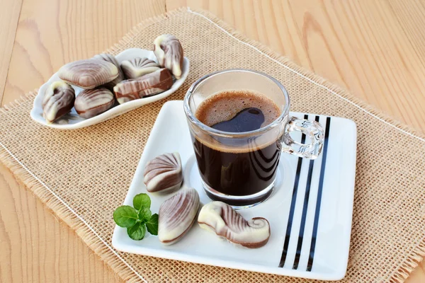 Xícara de café com trufas de chocolate doce — Fotografia de Stock